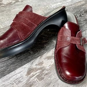 Naot Avignon Bordeaux leather clogs size 40